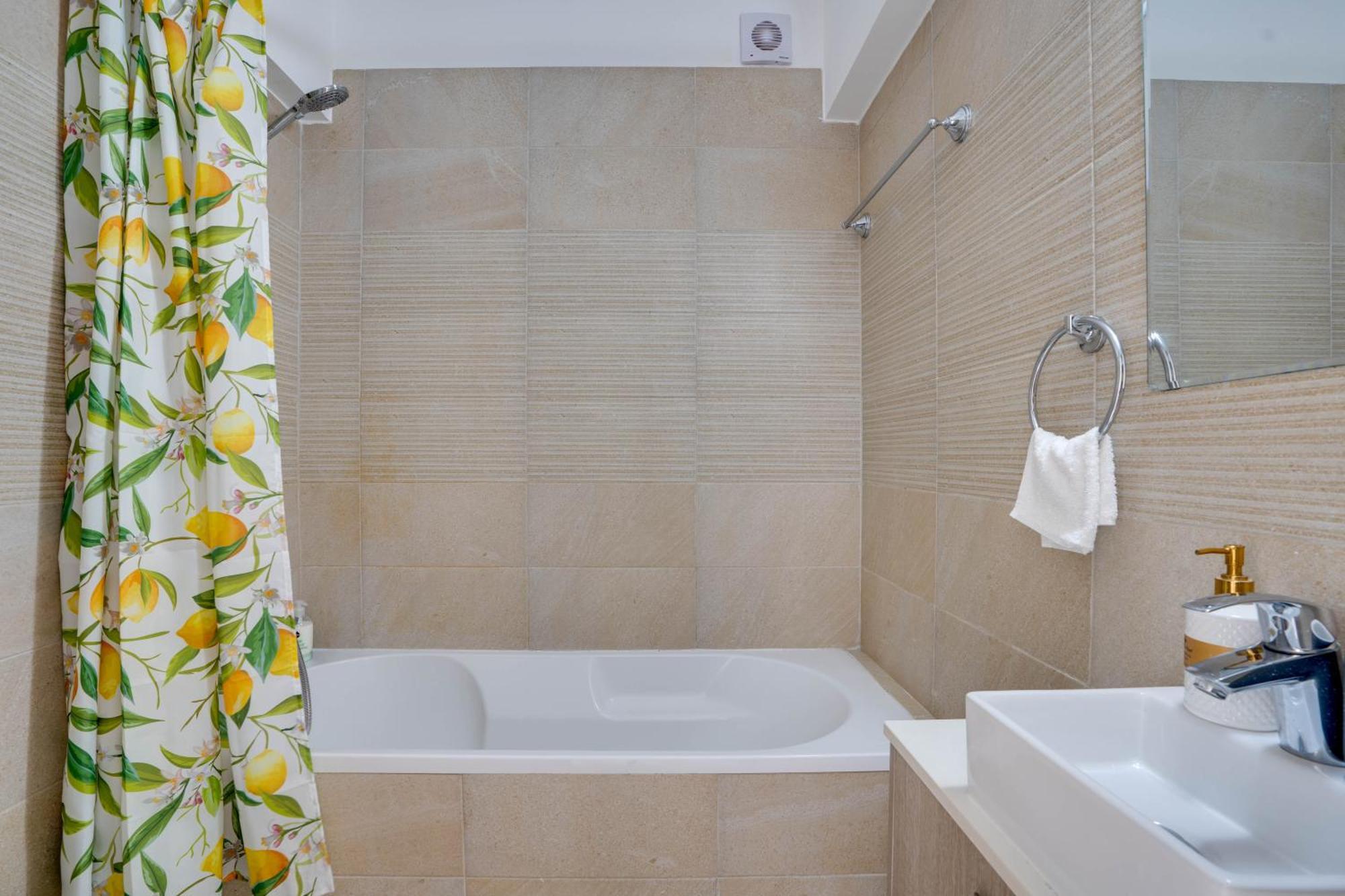 Lemon Paradise City Centre 200M From Beach لارنكا المظهر الخارجي الصورة